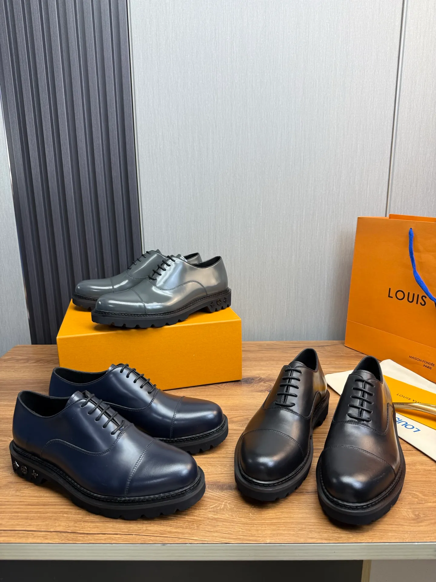 Men's shoes 💰900💰 LV. Men's casual lace-up leather shoes, the latest hot style 🔥 1:1 original purchase quality, top quality goods ⬆️The upper is imported open-edge beaded cowhide, cowhide, and cow suede. The hand-made three-dimensional stitching highlights the round toe design. The inner foot pads are all imported cowhide, with the original wear-resistant foam outsole, matching code 39-44, (38, 45 custom-made, non-refundable)